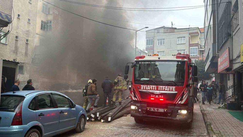 Bah&ccedil;elievler&rsquo;de inşaatta yangın paniği
