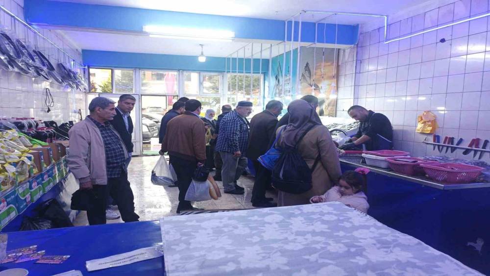 Ahlat&rsquo;ta soğuk havalarla birlikte balık satışları arttı
