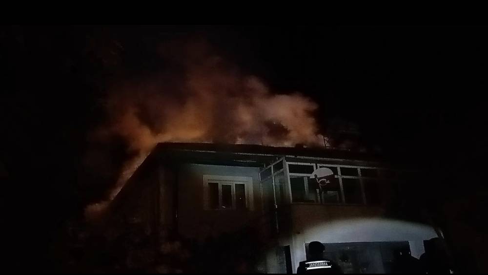 Banyo kazanından &ccedil;ıkan yangında ev kullanılamaz hale geldi
