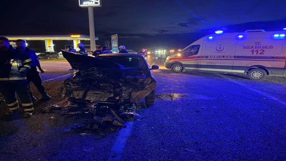 Adıyaman&rsquo;da otomobil kamyonetle &ccedil;arpıştı: 1&rsquo;i ağır 4 yaralı

