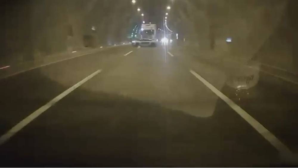 Bolu Dağı T&uuml;neli&rsquo;nde tırın &ccedil;arpıp ka&ccedil;tığı kazanın g&ouml;r&uuml;nt&uuml;leri ortaya &ccedil;ıktı
