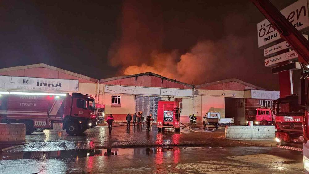 Kayseri’deki fabrika yangını 3 saatte söndürüldü
