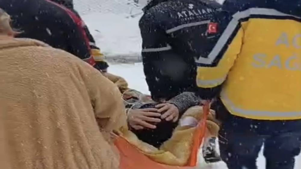 Sağlık ekipleri 72 saat i&ccedil;erisinde karda mahsur kalan 265 hastaya ulaştı
