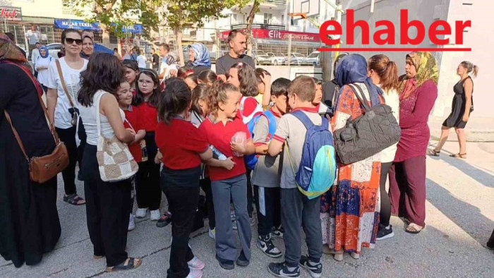 Amasya’da öğretmenleri değişen öğrenciler ve velilerinden okul bahçesinde protesto