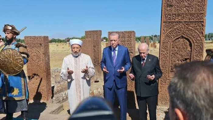 Cumhurbaşkanı Erdoğan Ahlat Sel&ccedil;uklu Kabristanını ziyaret etti