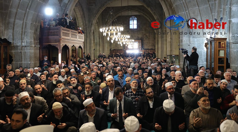 Erzurum Tarihi Ulu Cami'de  Rekor Katılımla 1001 Hatim Duası Yapıldı