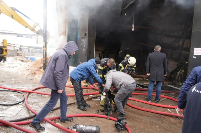 Mobilya fabrikasında yangın b&ouml;yle g&ouml;r&uuml;nt&uuml;lendi: 1 &ouml;l&uuml;, 1&rsquo;i ağır 7 yaralı