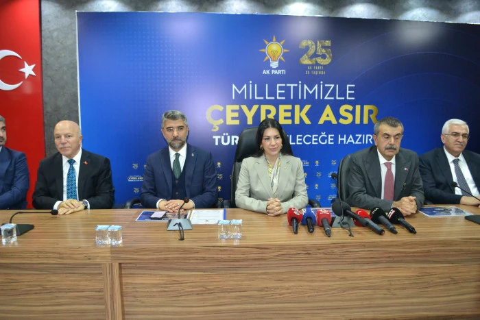 Milli Eğitim Bakanı Yusuf Tekin, AK Parti Erzurum İl Başkanlığı'nda basın mensuplarıyla bir araya geldi.
