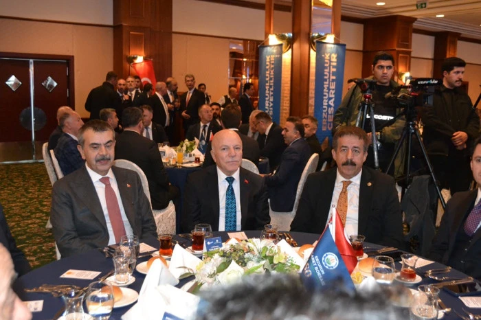 Bakan Tekin: Hakan Oral'a &ldquo;Sorularımın cevabını almadan s&ouml;z veremem&rdquo;