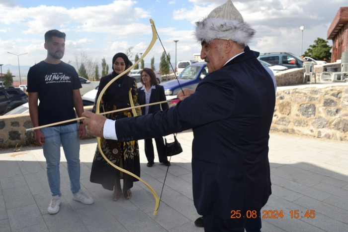 Erzurum Kent Konseyi Başkanı Hüseyin Tanfer, Kent Konseyi Gençlik Merkezi tarafından düzenlenen Geleneksel Türk Okçuluk etkinliğine katıldı. 