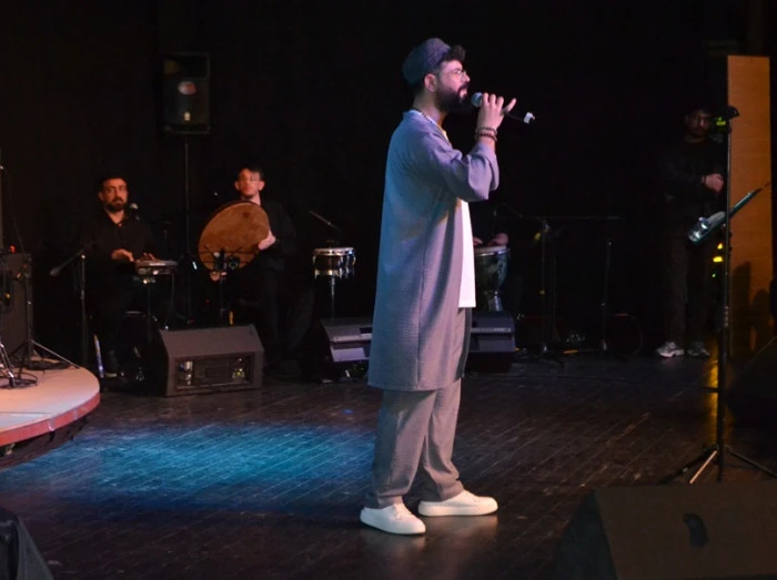 Fadıl Aydın&rsquo;ın sahne aldığı konser, gen&ccedil;lerin ve &ccedil;ocukların yoğun ilgisiyle salonu taşırdı..