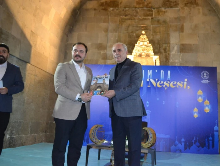 Ramazan ayının manevi iklimini k&uuml;lt&uuml;r ve sanatla buluşturan &ldquo;Erzurum&rsquo;da Ramazan Neşesi&rdquo; etkinlikleri kapsamında, &uuml;nl&uuml; şair ve yazar Nurullah Gen&ccedil;, &ldquo;Taşları Yerinden Oynat&rdquo; başlıklı s&ouml;yleşiyle Erzurumlu sanatseverlerle buluştu