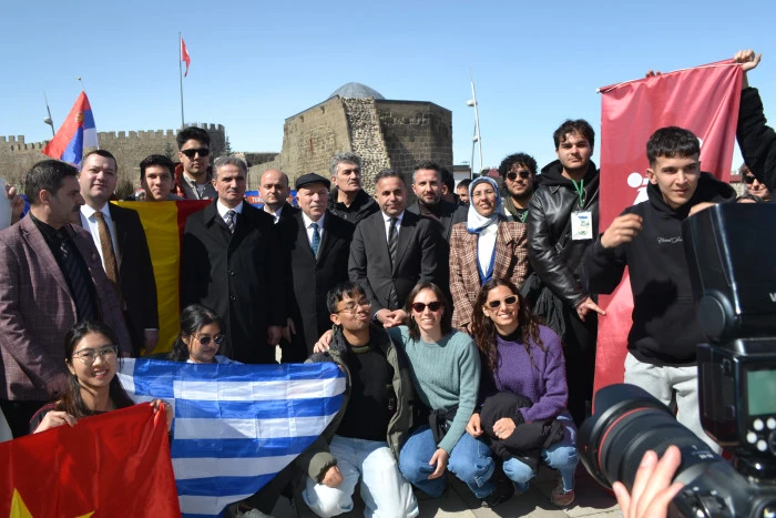 &ldquo;Erzurum&rsquo;da Turizm Haftası&rsquo;nın 50. yılı &Ccedil;ifte Minareli Medrese&rsquo;de kutlandı; konuşmaların ardından protokol halka Erzurum helvası ikram etti.&rdquo;