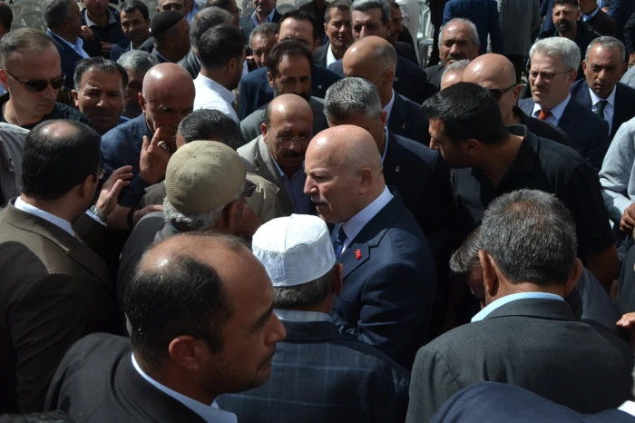 &Ccedil;at'ta d&uuml;zenlenen toplu a&ccedil;ılış t&ouml;reninde il&ccedil;eye kazandırılan yatırım ve hizmetler vatandaşların kullanımına sunuldu.