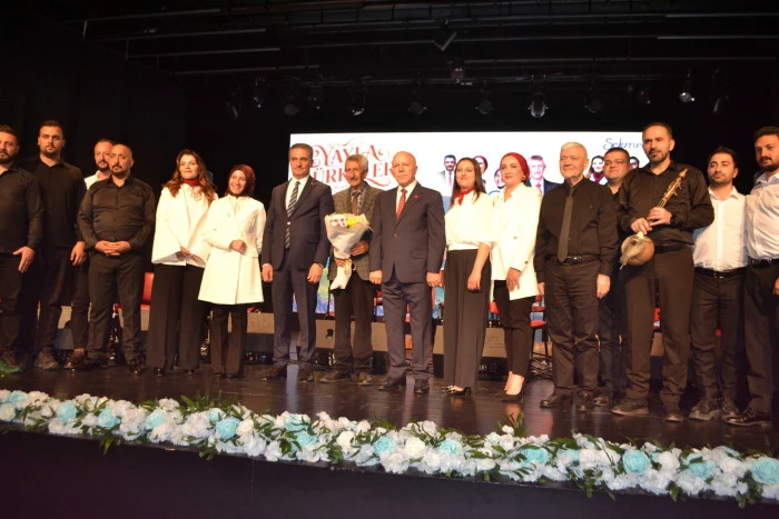 Sekmen'den Erdoğan ve Dava Arkadaşlığı Vurgusu, T&uuml;rk&uuml;lerle Dolu Geceye Yoğun İlgi