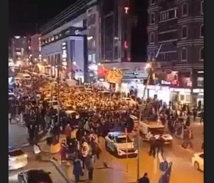 Ramazan ayının ilk sahur akşamında Erzurum, manevi y&uuml;celiğini bir kez daha ortaya koydu. Halk, dualar ve tekbirler eşliğinde meydanlarda buluşarak Ramazan&rsquo;ın gelişini kutladı.