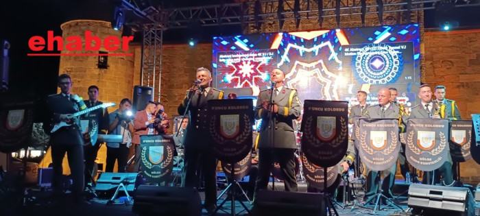 Erzurum’da 30 Ağustos Zafer Bayramı coşkusu, 9. Kolordu Bölge Bando Komutanlığı Hafif Müzik Orkestrası’nın verdiği halka açık konser verdi..